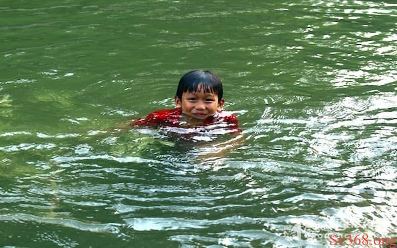 mơ thấy tắm sông